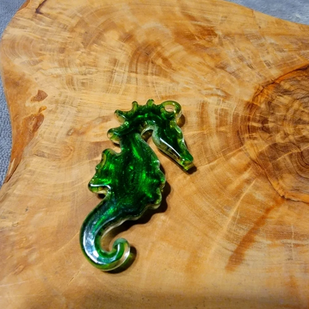 Beautiful NEW Rainbow Greenish Murano Style Sea Horse Pendant